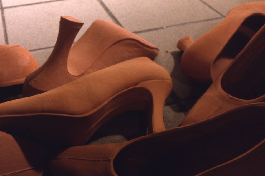 photo installation avec souliers