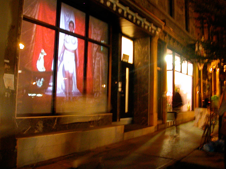 image du soir de la projection video sur la vitrine